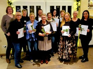 Die neuen ehrenamtlichen Hospizbegleiterinnen feiern gemeinsam mit Thomas Scheurenbrand, Leiter des Diakonischen Werks Wesermarsch, und Frauke Renken, Koordinatorin des Hospizdienstes der Wesermarsch und Kursleitung, den Abschluss des Hospizkurses. 