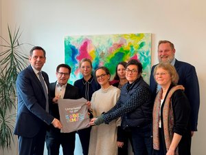 Ministerpräsident Olaf Lies zu Besuch im Kinderschutzzentrum Oldenburg zusammen mit Martin Albinus (BS), Lisa Schnepel (BS), Dr. Anja Stiller (H), Nina Krengel (GÖ), Anell Havekost (OS), Ulf Prange (MdL) und Mareike van’t Zet (OL) (v.l.). 