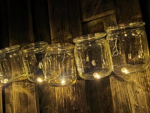 Ein Lichterkette an einem Zaun sorgt für vorweihnachtliche Stimmung. 