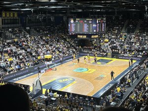 Blick von der Zuschauertribüne auf das Basketballspiel der EWE Baskets Oldenburg gegen die Baskets Bonn in der gut besuchten EWE Arena.