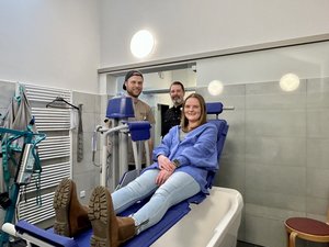 Freuen sich über die neue Ausstattung: Florian Lawicka, Nick Hespe und Linda Elbers vom Team Haus Regenbogen.