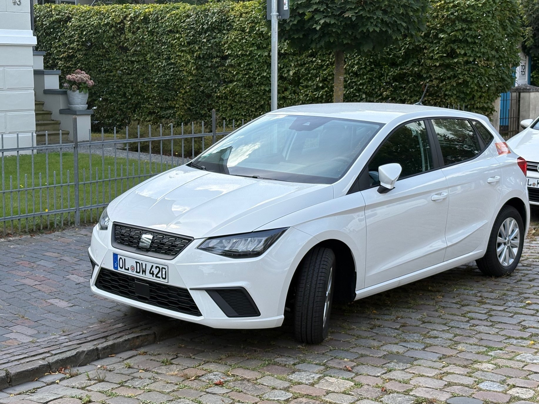 Neuer Dienstwagen für die Ambulante Wohnungslosenhilfe im Landkreis Friesland: Ein weißer SEAT Ibiza steht am Straßenrand vor einem Wohnhaus. Die Anschaffung wurde durch eine Förderung der GlücksSpirale unterstützt.