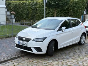 Neuer Dienstwagen für die Ambulante Wohnungslosenhilfe im Landkreis Friesland: Ein weißer SEAT Ibiza steht am Straßenrand vor einem Wohnhaus. Die Anschaffung wurde durch eine Förderung der GlücksSpirale unterstützt.