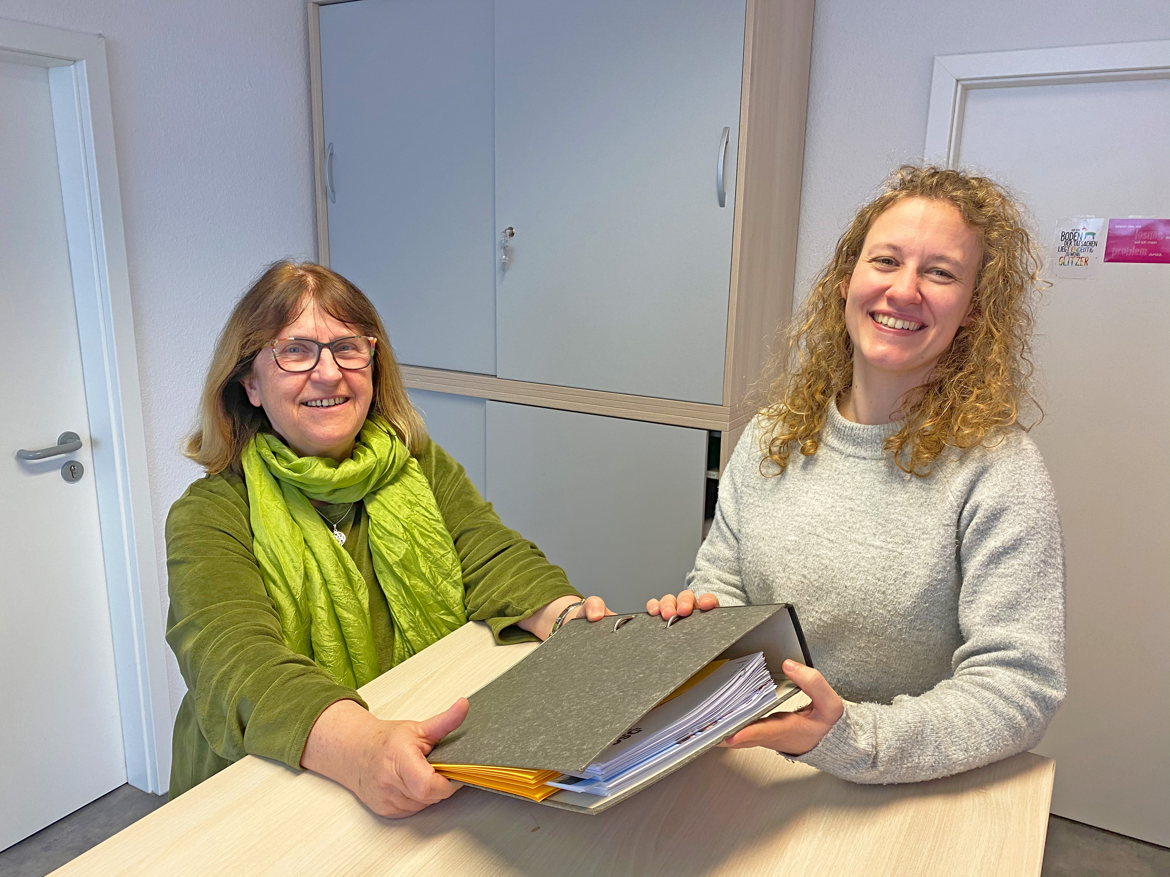 Nach 38 Jahren bei der Diakonie übergibt Fenni Lambers die Leitung des Freiwilligendienstes bei der Diakonie im Oldenburger Land an Gesche Poppe. Foto: Johanne Logemann