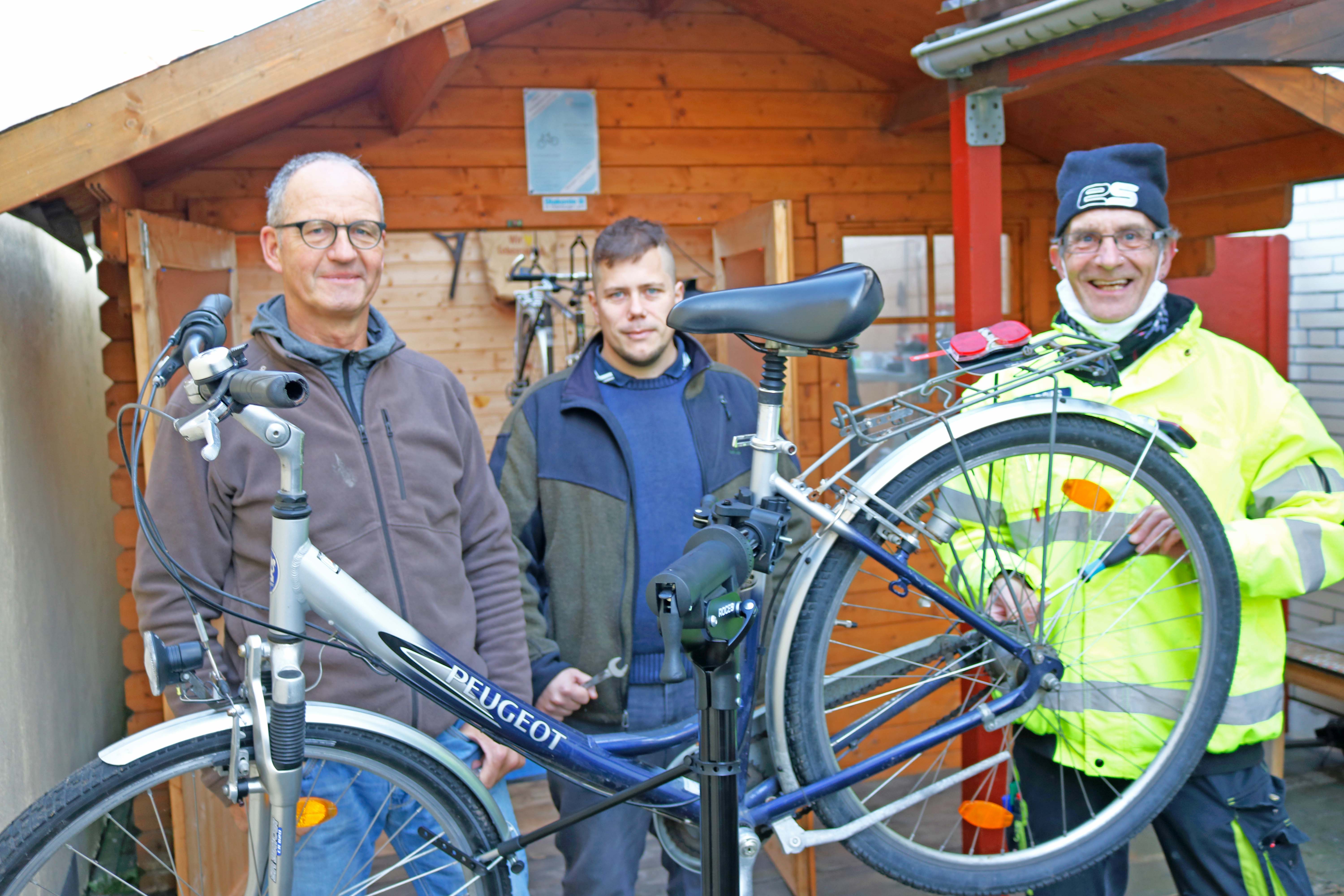 Fahrradwerkstatt Tagesaufenthalt Ndh Bearbeitet Helfende Hände der Fahrradselbsthilfewerkstatt des Tagesaufenthaltes Nordenham (v.l.): Holger Bösche, Sven Jürgens, Stefan Cloppenburg. Foto: Johanne Logemann