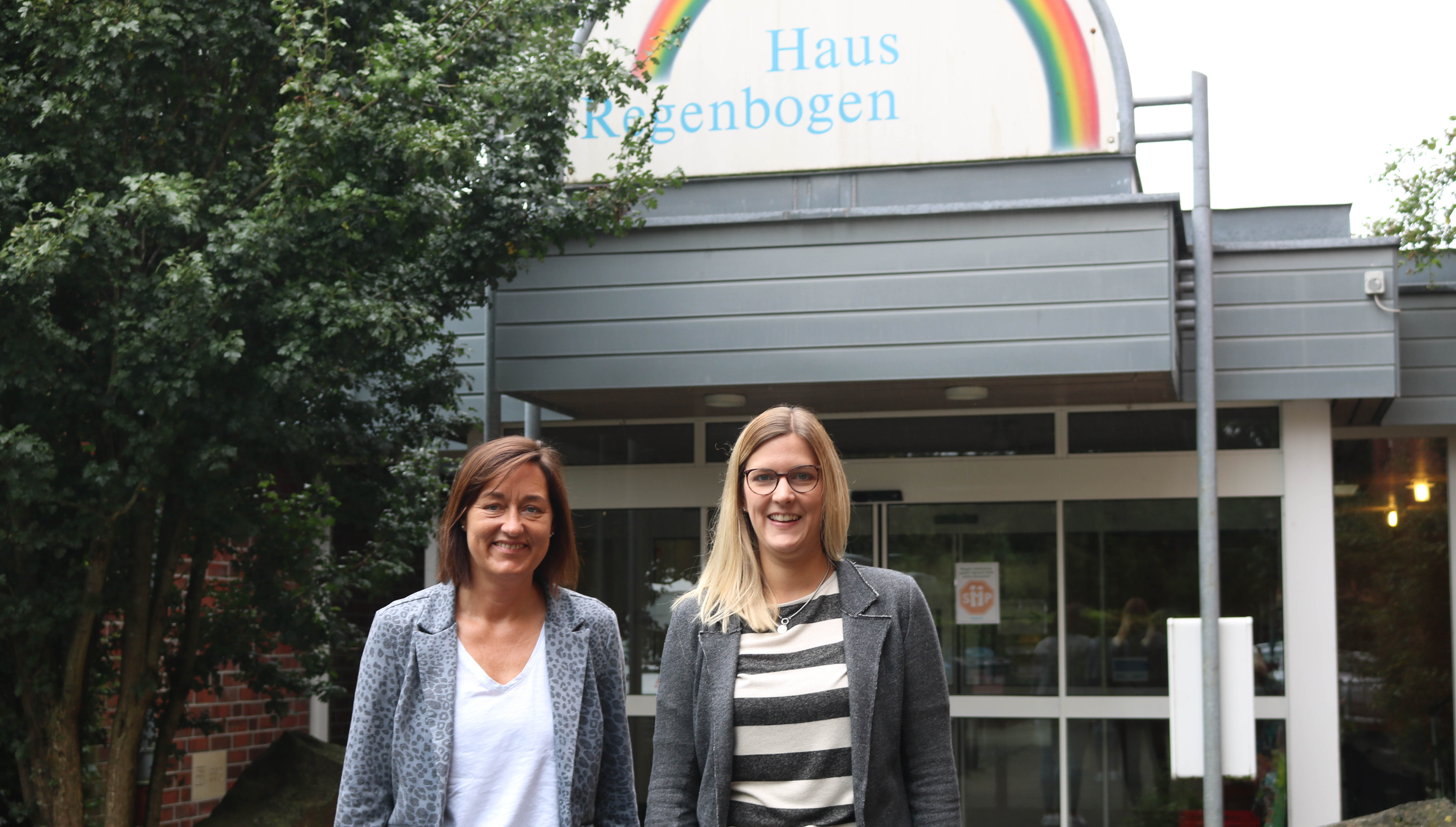 Haus Regenbogen Brake Kolbeck Lawicka Quer Silke Kolbeck-Lawicka (von links) und Annika Brake freuen sich, dass im Haus Regenbogen wieder mehr Normalität möglich ist. Foto: Kerstin Kempermann