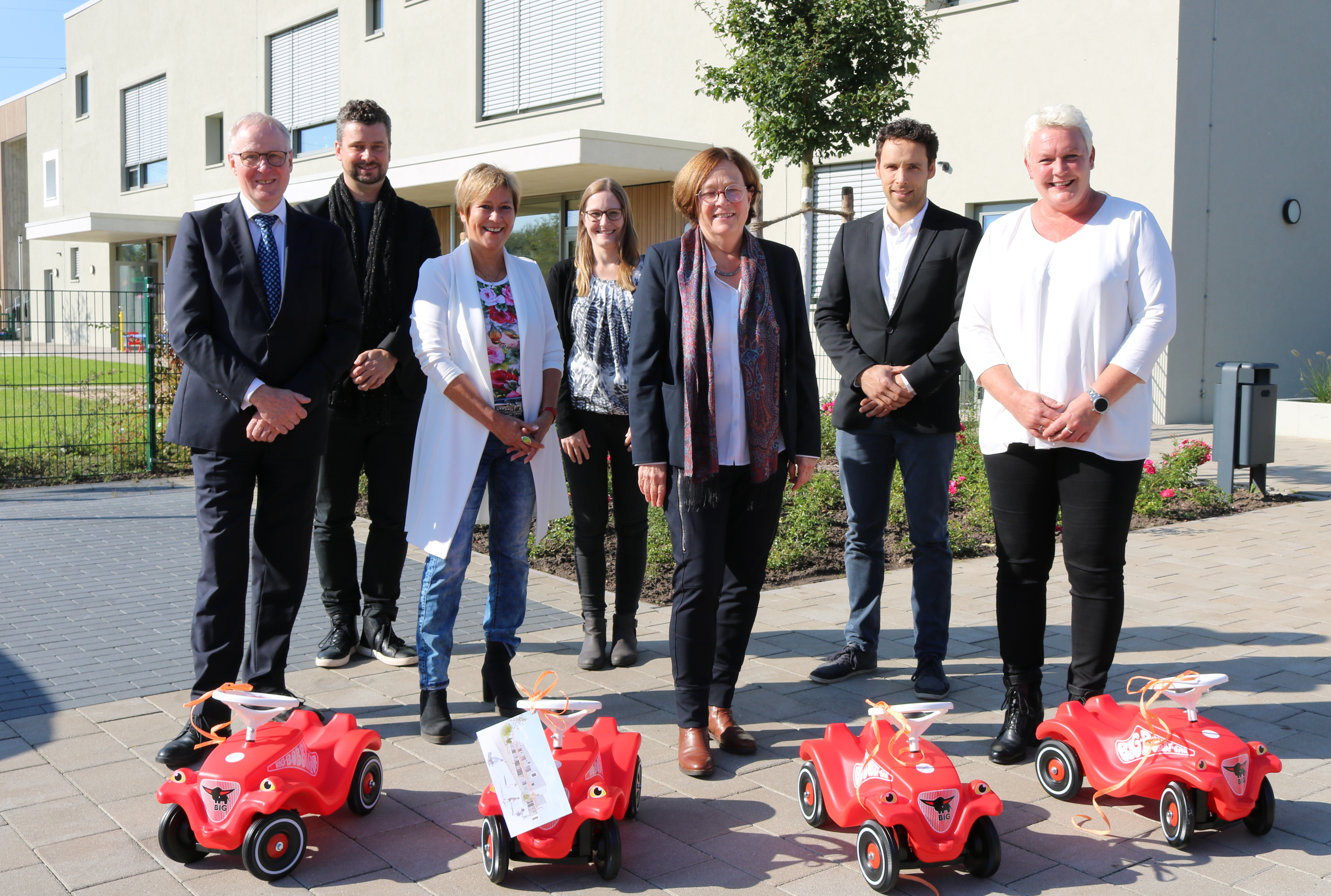 Kita Hannah Arendt.einweihung 1 Freuen sich über die offizielle Einweihung: Diakonie-Vorstand Thomas Feld (1. Reihe von links), Bürgermeisterin Christine Wolff, Sozialdezernentin Dagmar Sachse, Einrichtungsleiterin Sylvia Petschukat sowie (2. Reihe von links) Oliver Ohlenbusch vom Architektürbüro gruppeomp, Anke Adamla und Thorben Schulte vom EGH der Stadt Oldenburg. Foto: Kerstin Kempermann