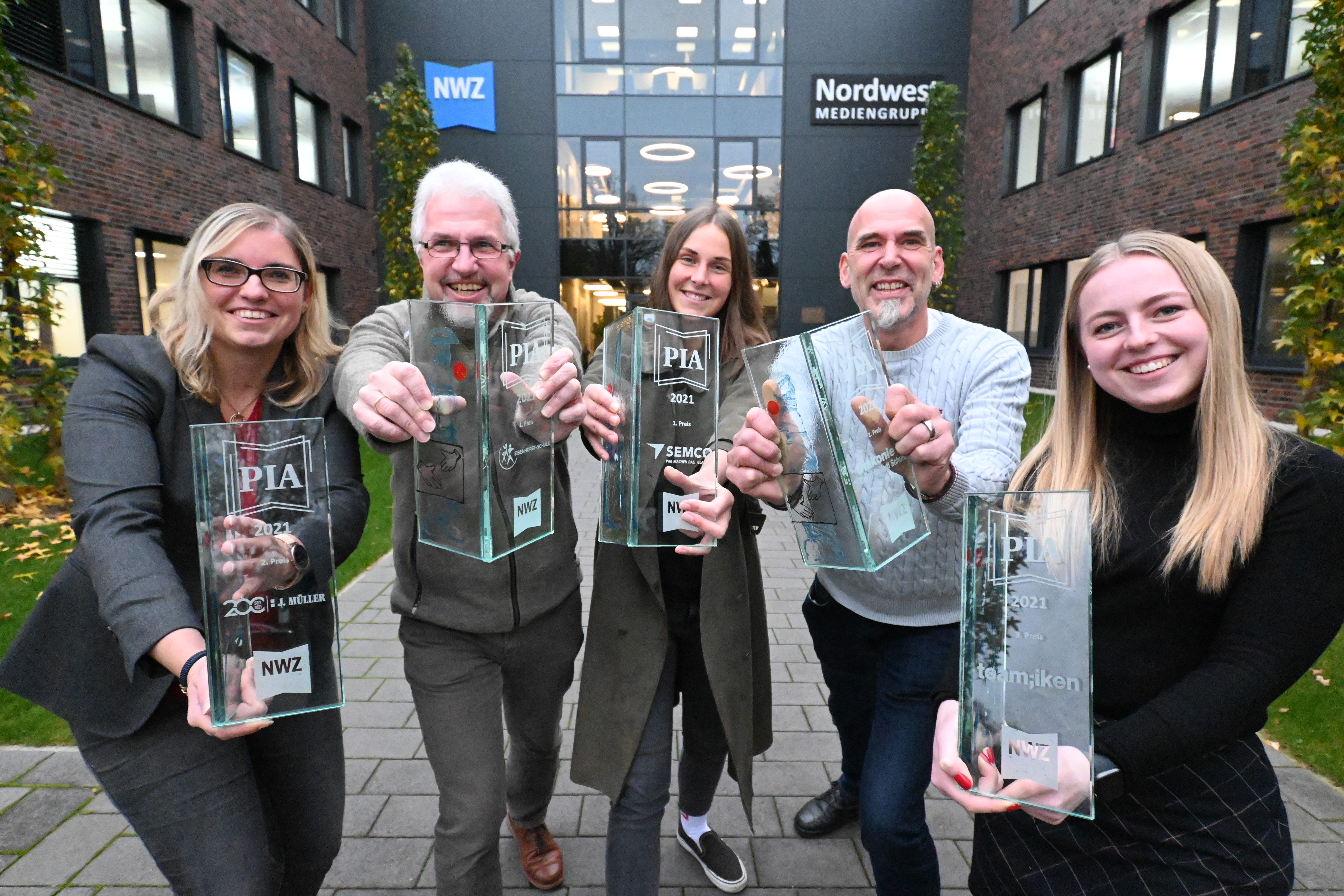 W I R T S C H A F T B5f1fecb 356c 4572 847f 8b734f8cd0a4 Der 1. Preis ging an Semco mit den Partnern Eibenhorst-Schule und der Carlo Collodi Schule in Westerstede, der 2. Preis an J. Müller in Brake und der 3. Preis an team;iken aus Wildeshausen. I m Bild von l inks: Jennifer Prieske (J. Müller), Torsten Meiwald (Eibenhorst-Schule), Isabell Hinrichs (Semco),Torsten Villette (Carlo Collodi Schule) und Rieke Lüschen (team;iken). Foto: Nordwest-Zeitung/von Reeken