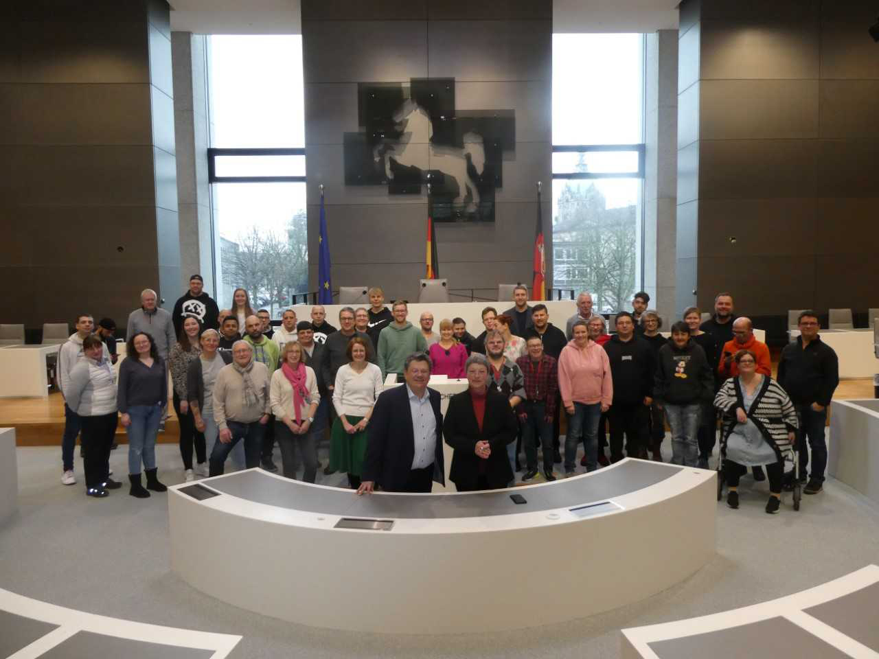 Auf Einladung von Hanna Naber besuchten Mitarbeitende und Patient*innen der Fachklinik Oldenburger Land den Landtag. Foto: Fachklinik Oldenburger Land