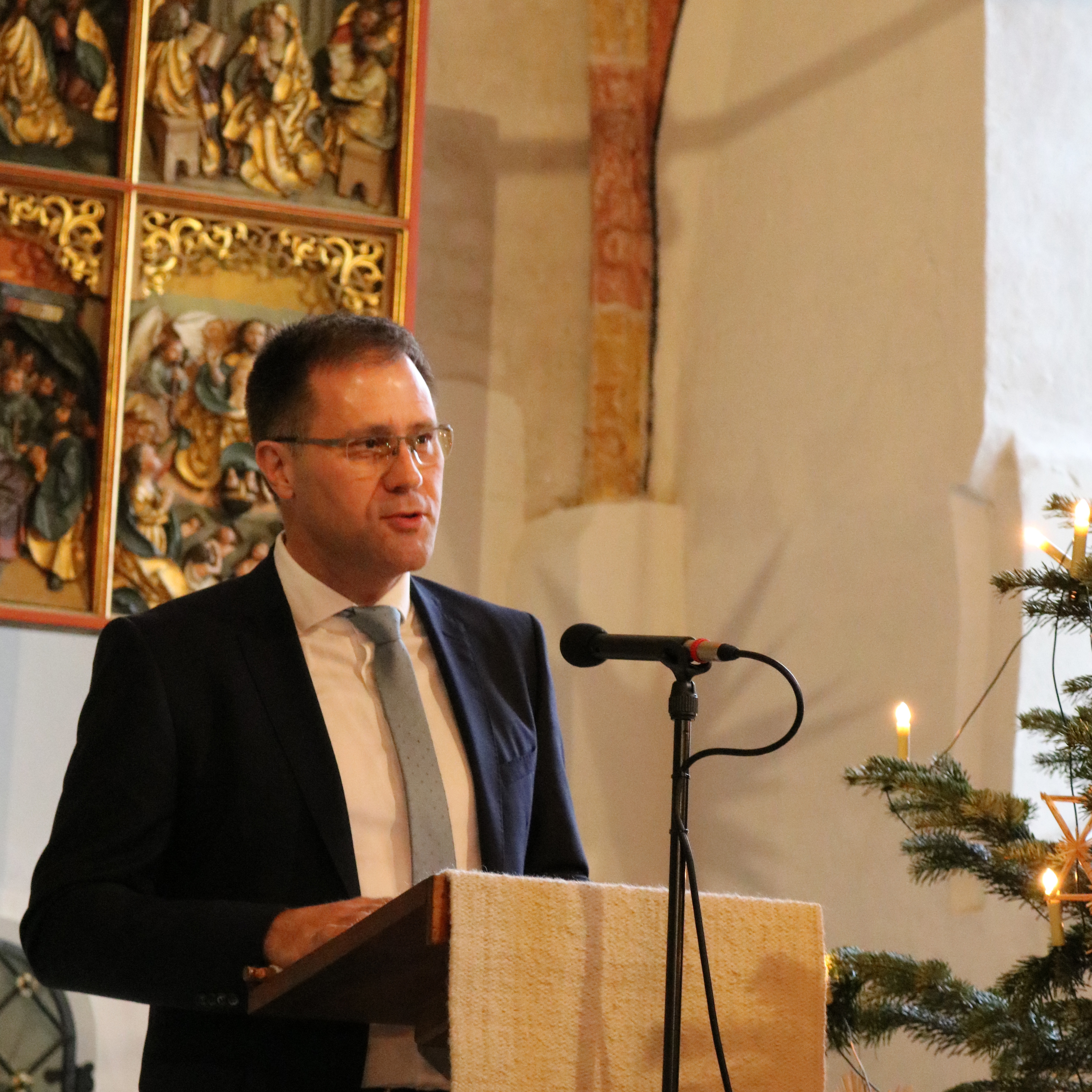 Chefarzt Dr. Manuel Seewald bei seinem Grußwort.