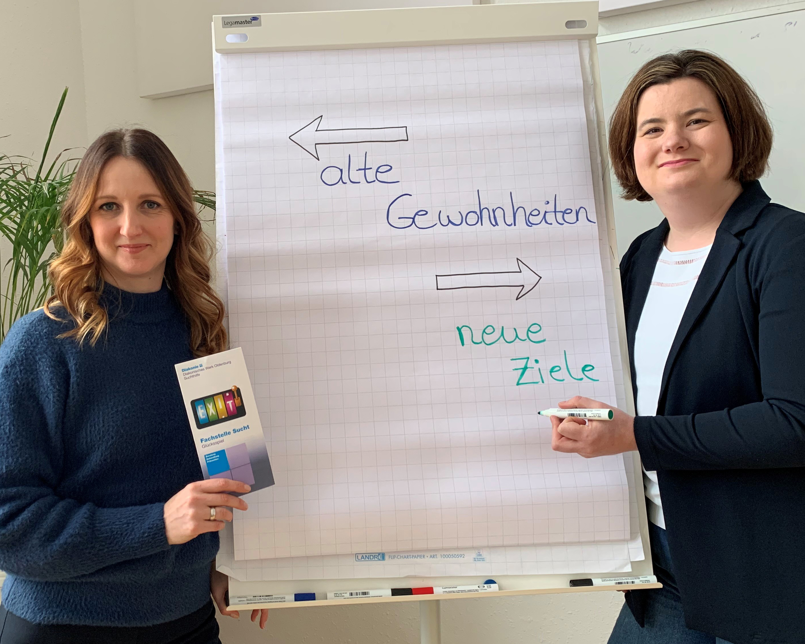 Polina Lehmann (Fachstelle Sucht Oldenburg Stadt, links) und jennifer Möller (Fachstelle Sucht Ammerland) bieten ein neues Gruppenangebot für Menschen mit Schwierigkeiten im Umgang mit Glücksspiel an. Foto: Fachstelle Sucht Oldenburg