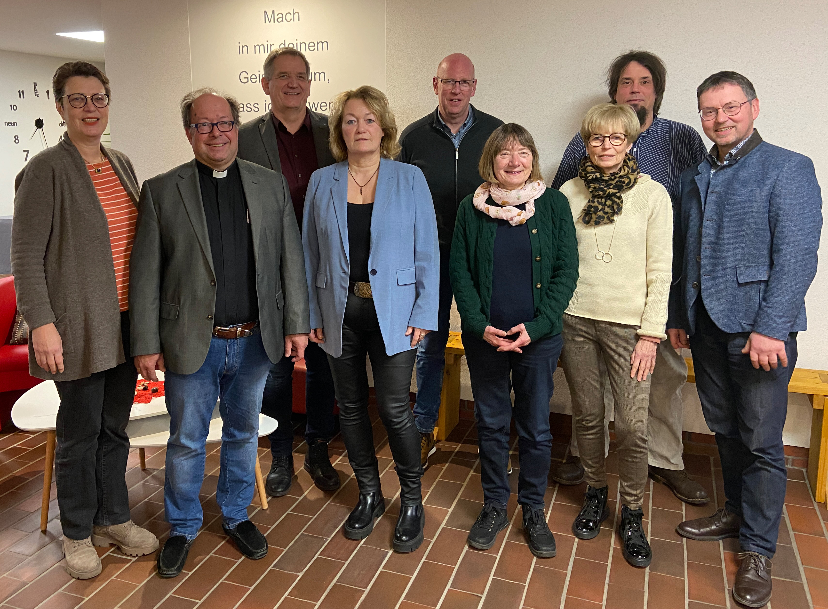 Der neue Vorstand (von links) Kreispfarrerin Christiane Geerken-Thomas, Diakoniepfarrer Ingmar Hammann (Vorsitzender), Franz-Josef Franke (in Vertretung für Dr. Friedrich Ley),  Silke Mertens, Eike Bohlmann, Doris Anders, Birgit Bethge, Hauke Bruns mit Thomas Scheurenbrand, Leitung des Kreisdiakonischen Werkes Wesermarsch. Auf dem Foto fehlt Norbert Geyer. Foto: Kerstin Kempermann