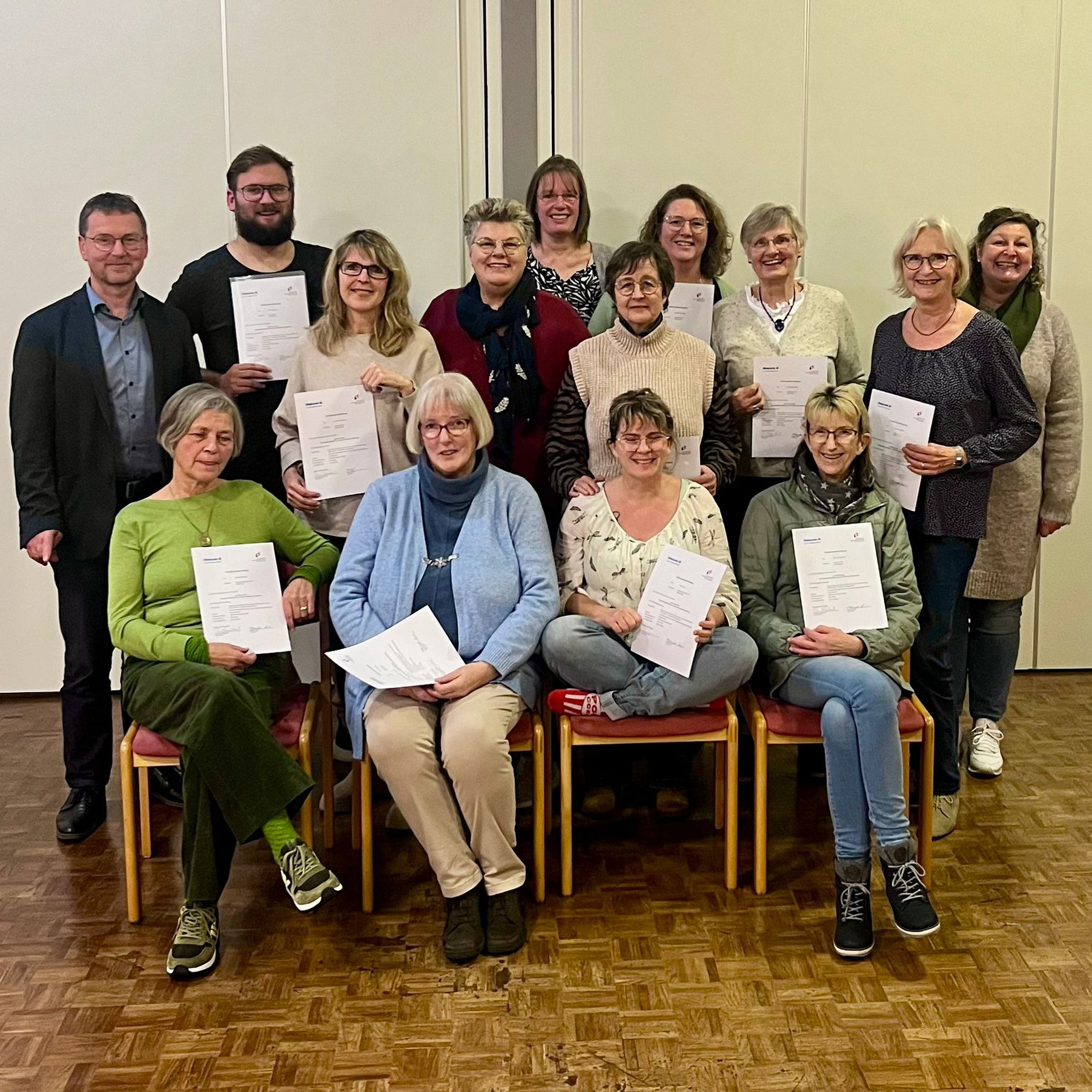 Thomas Scheurenbrand (links) und Frauke Renken (stehend, 4.v. links) überreichten die Zertifikate an die Teilnehmerinnen und Teilnehmer. Foto: Marion Stelling