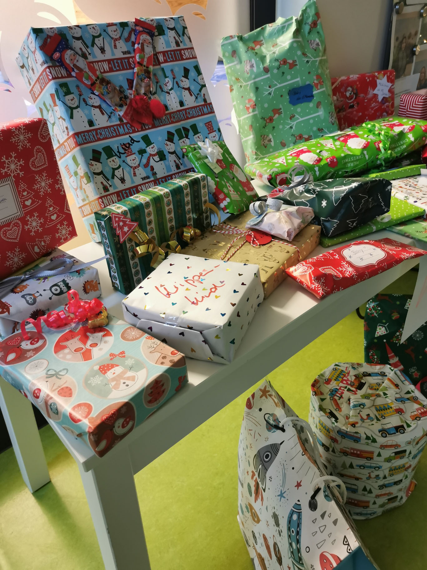 I M G 20211213 133349 Resized 20211213 014153184 Kopie Weihnachtsaktion in der DiKIta. Die Kinder übernehmen den Verkauf der Überraschungspakete. Fotos: DiKiTa