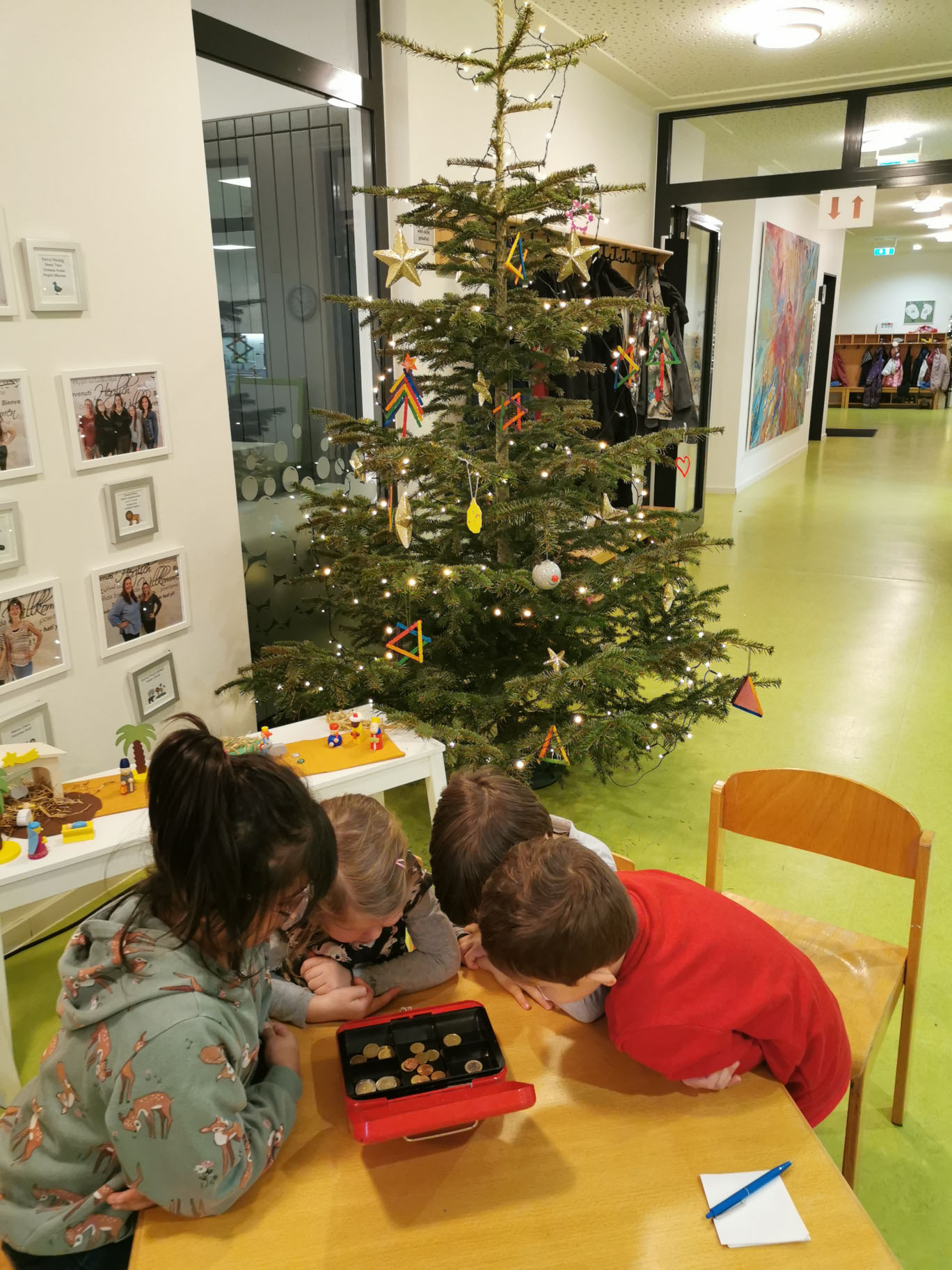 I M G 20211213 133446 Resized 20211213 014153553 Kopie Weihnachtsaktion in der DiKIta. Die Kinder übernehmen den Verkauf der Überraschungspakete. Fotos: DiKiTae