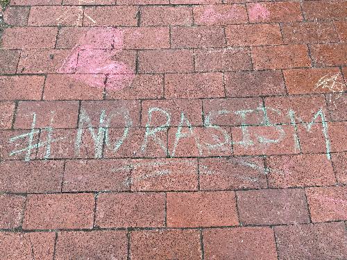 2022 N B Z Wolle Woche Gegen Rassismus 9 Bunte Kreidezeichnungen schmücken die Bürgersteige. Diakonisches Werk Delmenhhorst/Oldenburg-Land e.V."