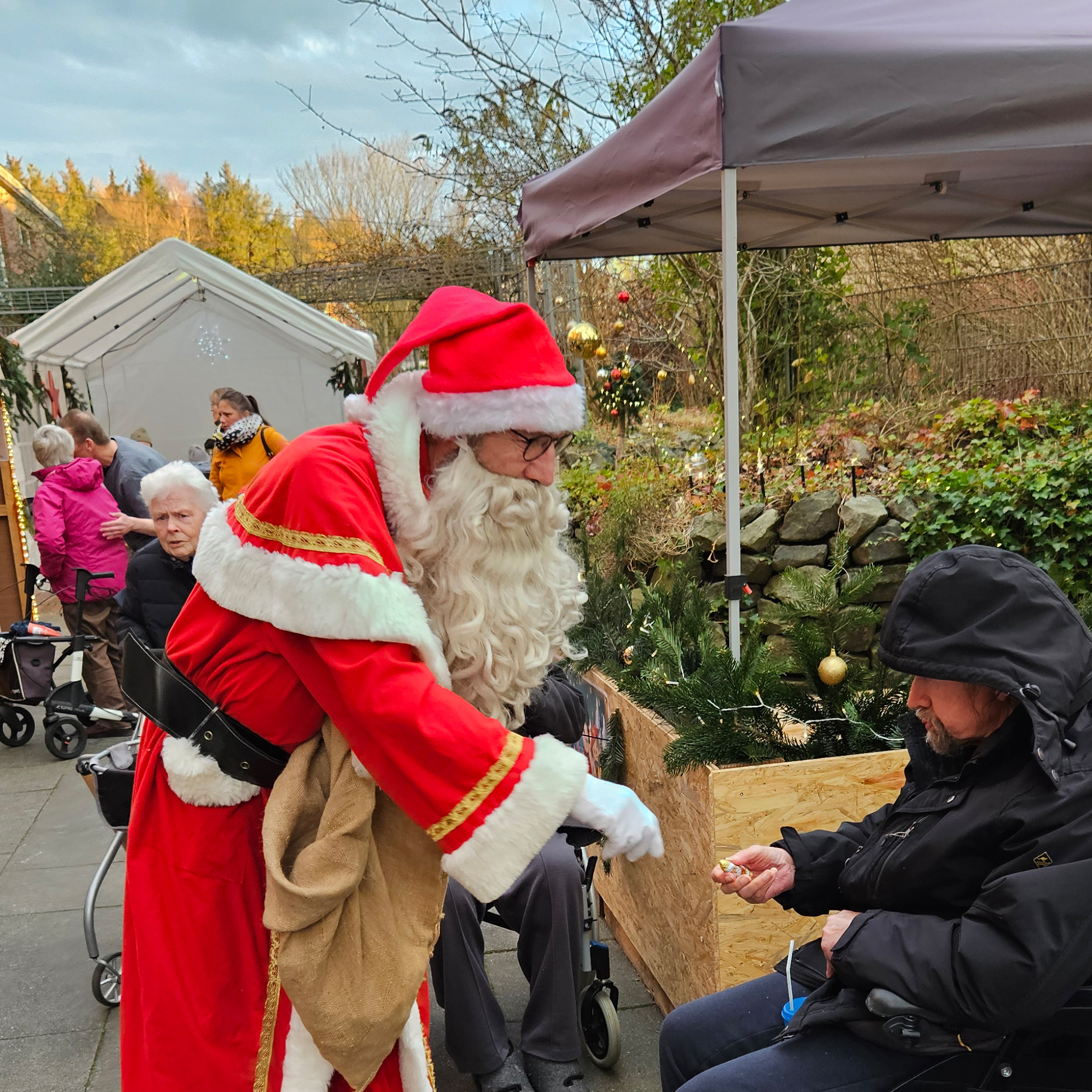 Der Weihnachtsmann kam mit dem Weihnachtspony Püppi vorbei. Foto: PFL